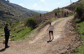 Yarışmada ayakkabısı yırtılan kadın sporcu,...
