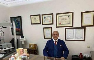 Yaşlı seçmen oy kullanımı öncesi göz muayenesi...