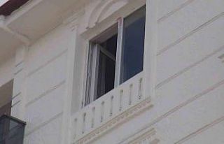 Yeni taşındığı evinin camlarını silmek isterken...