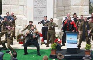 Yeni Zelanda askerleri atalarını ’Haka’ dansıyla...
