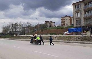 Yol uygulaması yapan polis kağıt toplayıcısı...