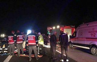 Yolcu otobüsüne çarpan otomobil takla atarak karşı...