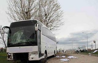 Yoldan çıkan yolcu otobüsündeki 17 kişi yaralandı