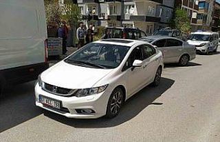 Yolun karşısına geçmeye çalışan çocuğa otomobil...