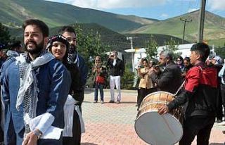 Yüksekova’ya gelen İran kafilesine davullu-zurnalı...