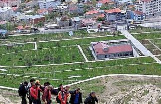 Yüksekten düşen genç kız yaralandı