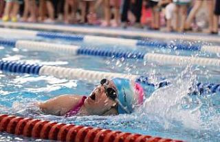 Yüzme şenliğinde 150 sporcu yüzdü