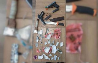 Zehir tacirleri arabada uyurken yakalandı