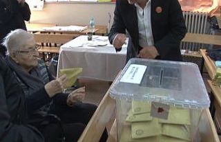 100 yaşında sandık başına gitti