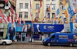 10 yaşındaki Yazan, CHP seçim bürosunda yaşadığı...