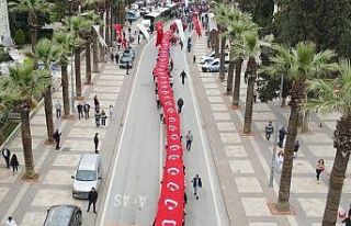 120 metrelik Türk bayrağı elden ele taşındı