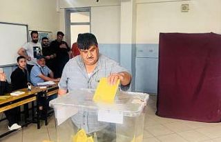 175 kilo ağırlığındaki seçmen yürüyerek oy...