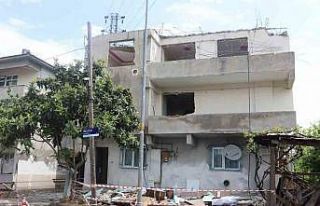 1999 depreminde ağır hasar alan bina yıkılıyor
