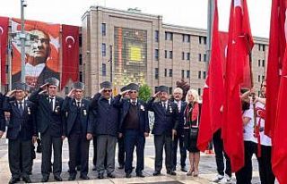 19 Mayıs kutlamaları çelenk sunma merasimiyle başladı