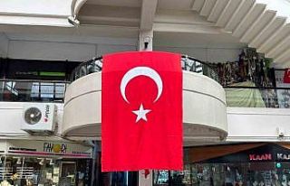19 Mayıs’ta dükkânlar Türk bayraklarıyla donatıldı