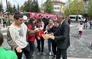 19 Mayıs’ta yüzlerce çocuğa dondurma ikramı