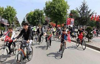 230 genç 8 kilometre pedal çevirdi