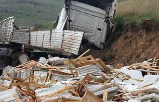 250 bin TL’lik mermer kazada yola savrulup kullanılamaz...