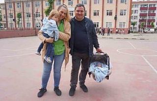 25 günlük bebeğiyle sandık başına gitti