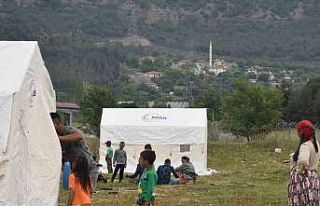 2 saatlik sağanak dereyi taşırdı, çadırları...