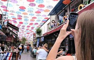 450 şemsiyenin gölgelediği cadde, turistlerin uğrak...