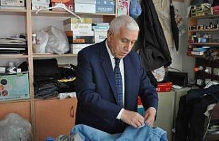 50 senedir takım elbiseyle dükkânına gidiyor