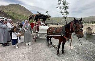 7 bin yıllık tarihi Palu ilçesi, sezonun ilk ziyaretçilerini...