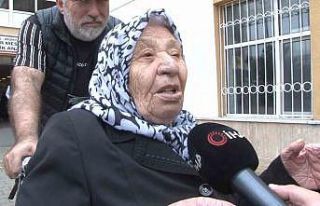 82 yaşındaki kadın tekerlekli sandalyeyle oy kullanmaya...