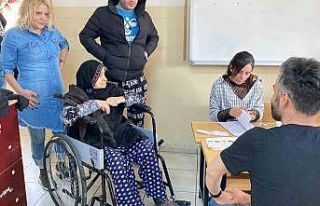 90 yaşındaki Hacer nine oy kullanmak için tekerlekli...