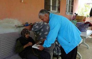 91 yaşındaki annesine bebek gibi bakıyor