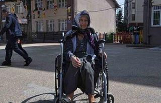 92 yaşındaki Zehra teyze tekerlekli sandalye ile...