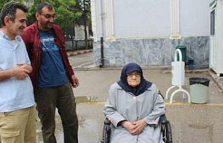 98 yaşında da olsa sandığa gidip ‘demokrasi’...