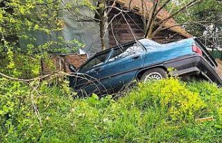 Açılan kapıyı kapatmak isterken otomobili evin...