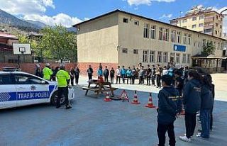 Adana’da ortaokulu öğrencilerine trafik eğitimi...