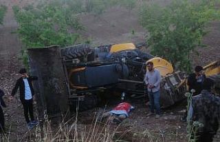 Adıyaman’da iş makinesinin altında kalan köy...