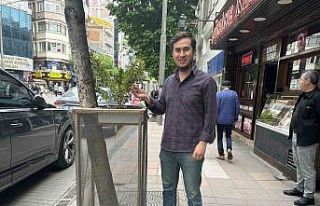 Ağaç zarar görmesin diye aldığı önlemle çevre...