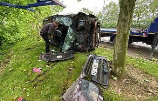 Ağaca çarpan araç yan yatarak durabildi