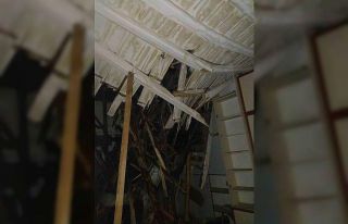 Ağır hasarlı binanın çatısı kısmen çöktü