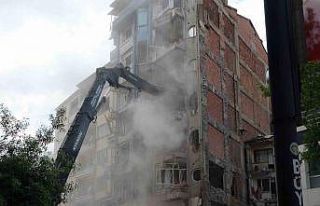 Ağır hasarlı binanın yıkımını film gibi izlediler