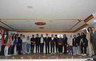 Aileler çocuklarıyla, öğrenciler şiirleriyle...