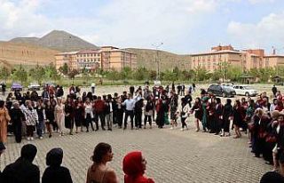 Aileleriyle halay çekerek mezuniyeti kutladılar