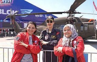 AK Parti milletvekili adayı Şengül Karslı vatandaşın...