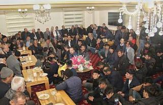 AK Parti teşkilatları Akyazı’da vatandaşlarla...