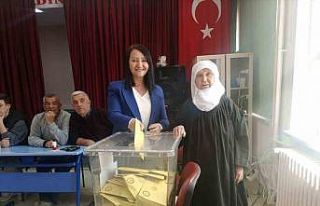 AK Partili belediye başkanları sandık başında