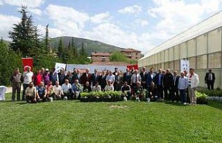 Akademik fidanlar çiftçilere dağıtıldı