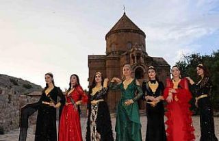 Akdamar Adası’nda ünlü mankenlerden yöresel...