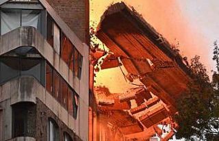 Alevlerin sardığı binanın duvarı bir anda yıkıldı