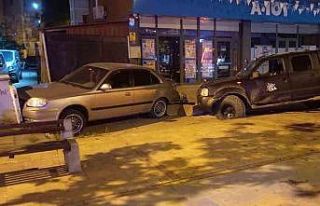 Alkollü şahıs önce saksıya sonra park halindeki...