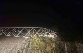 Alkollü sürücü çarptığı aydınlatma direğini...