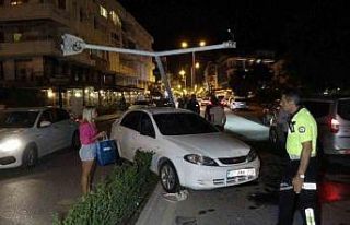Alkollü sürücü refüjü aşıp otomobile çarptı,...